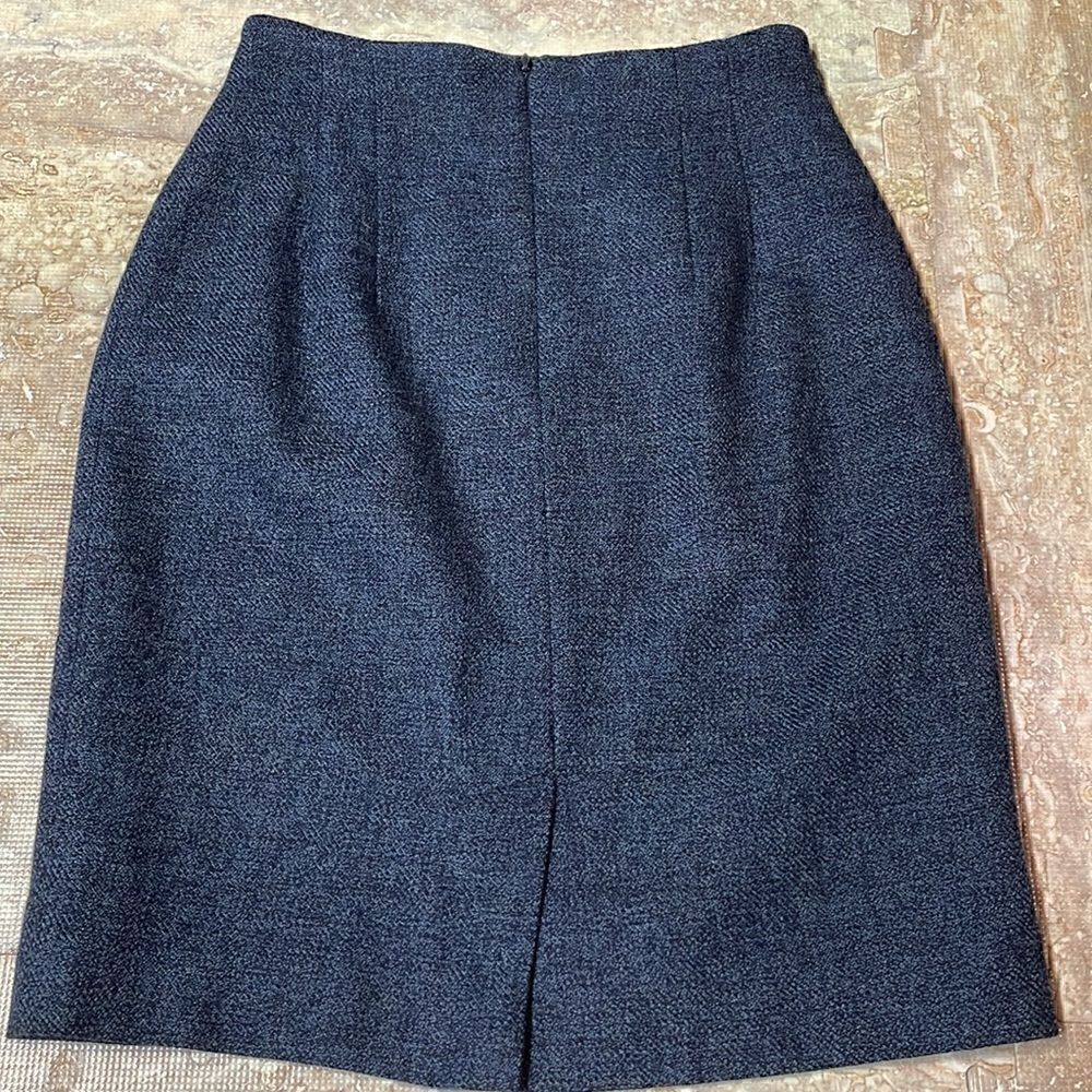 Jones New York petite woman’s wool navy blue skirt. Size 2P - Picture 2 of 5
